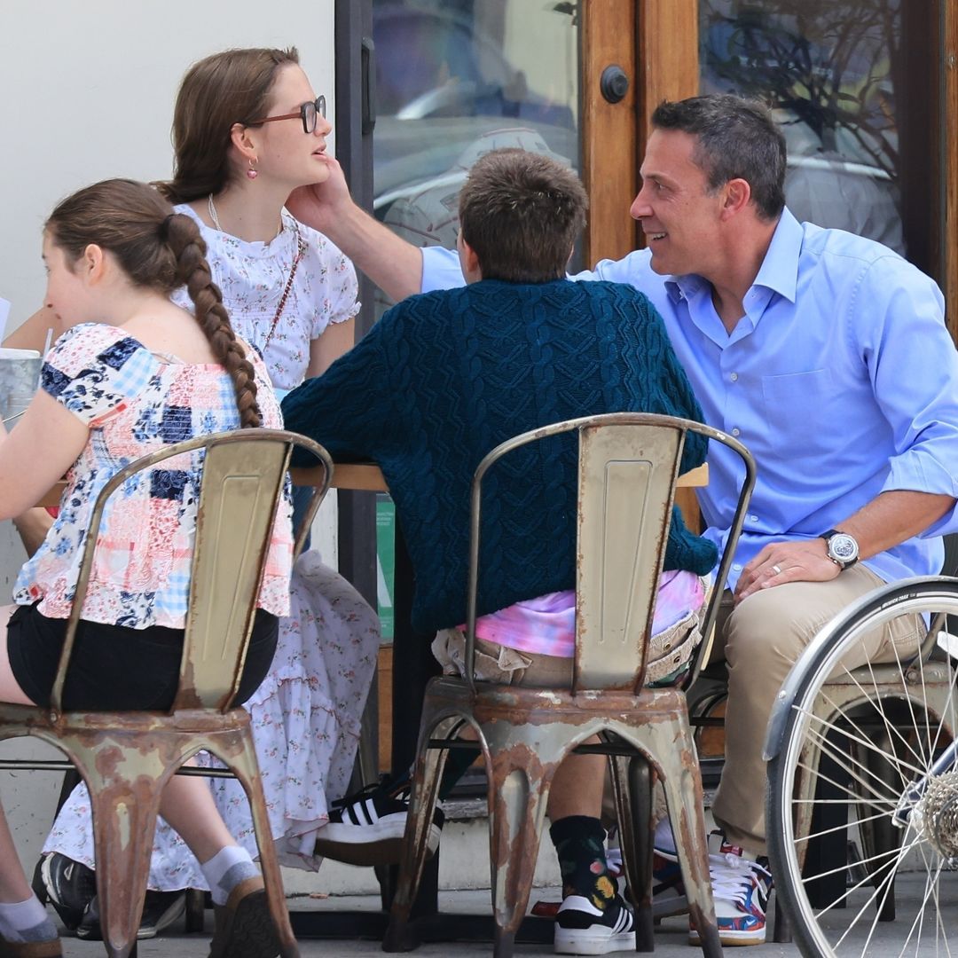 Ben Affleck con sus hijos en un restaurante de Santa Monica en julio de 2023