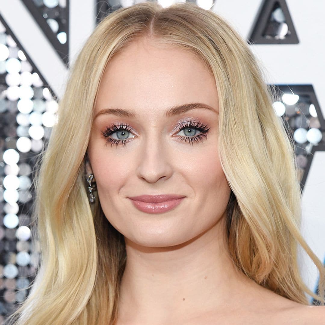 Revelado el truco de la maquilladora de Sophie Turner en su 'look Barbie'