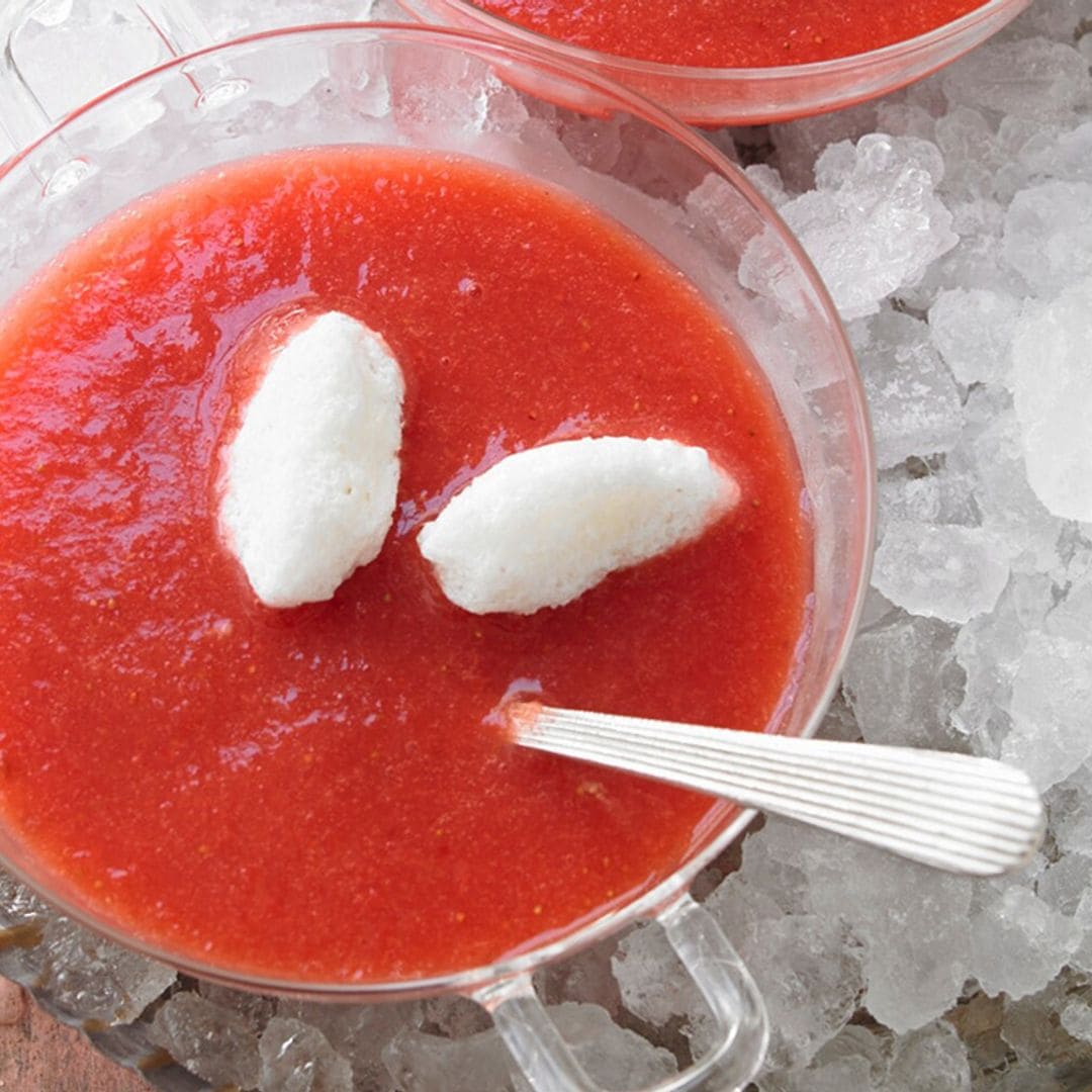 Sopa de sandía y tomate con helado de queso