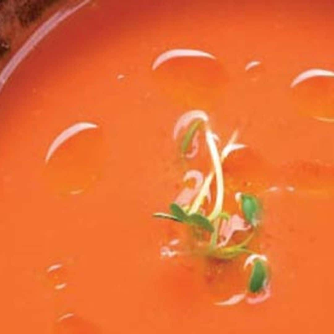 Gazpacho de melocotón con ‘pa-amb-tomàquet’ y jamón