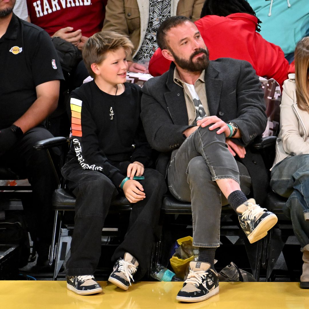 Ben Affleck con su hijo Samuel apoyando a Los Angeles Lakers en el Crypto.com Arena el 10 de noviembre de 2024