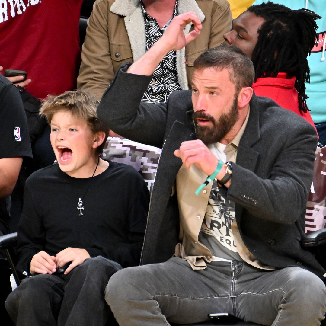 Ben Affleck con su hijo Samuel apoyando a Los Angeles Lakers en el Crypto.com Arena el 10 de noviembre de 2024