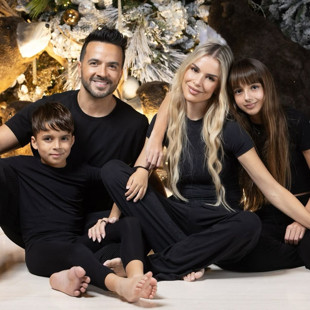 Luis Fonsi y Águeda López, su posado navideño más especial junto a sus hijos y con doble celebración