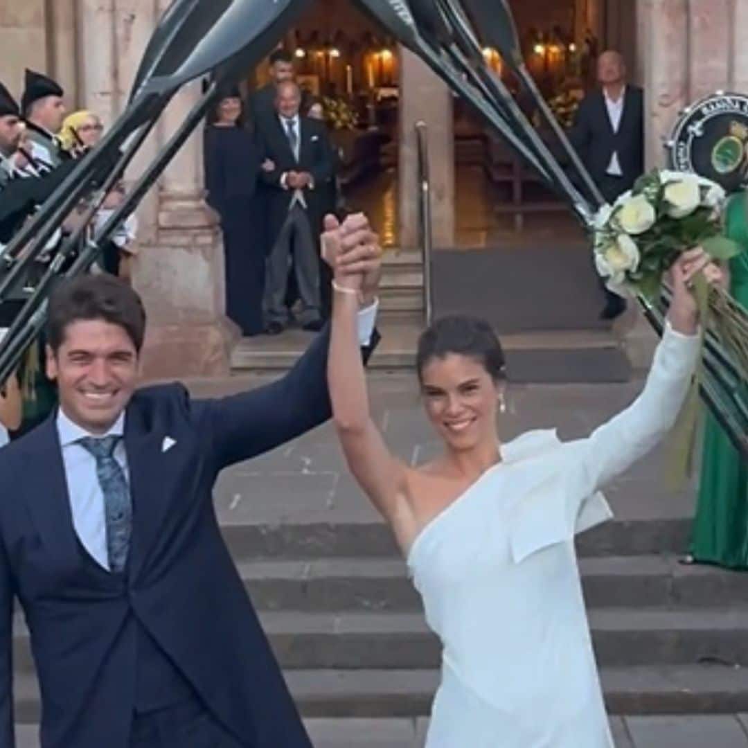 El piragüista Javier Hernanz y la modelo Paula Mocca se dan el 'sí, quiero' en una boda olímpica con pasillo de remos
