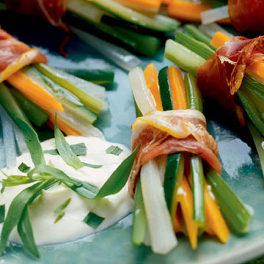 Paquetitos de verduras y jamón con salsa de estragón