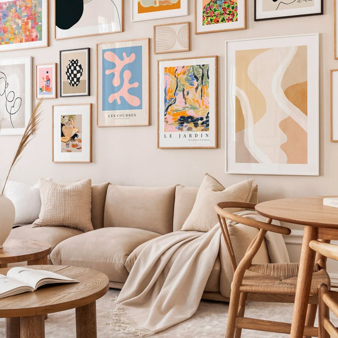 10 ideas para decorar la pared del sofá con cuadros