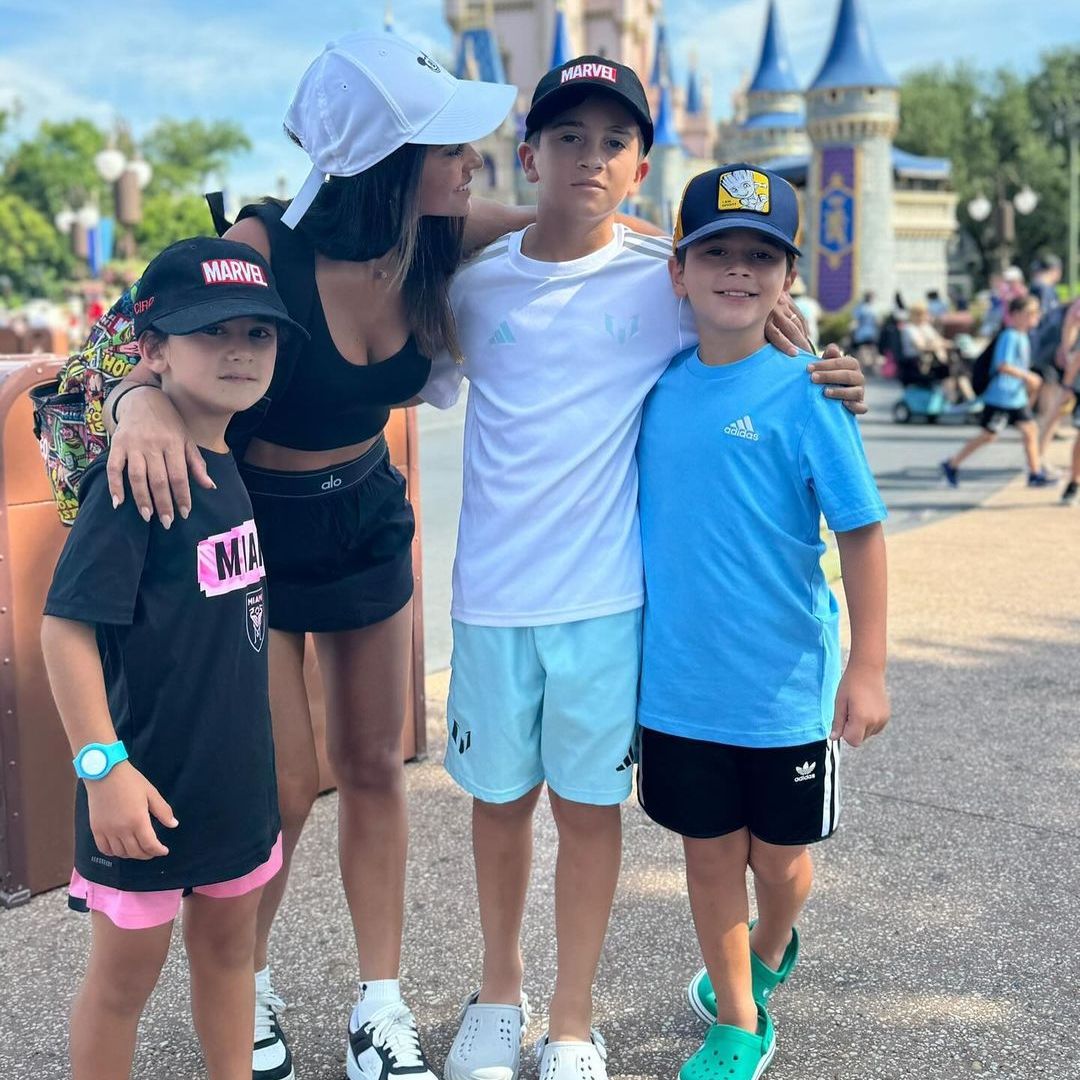 Antonela Roccuzzo y sus hijos en Disneyland