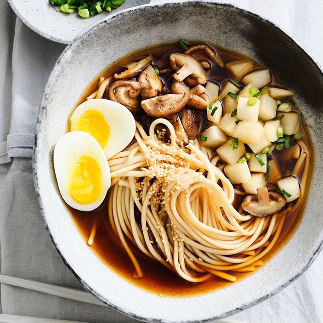 Fideos udon en caldo dashi con huevo y shiitakes