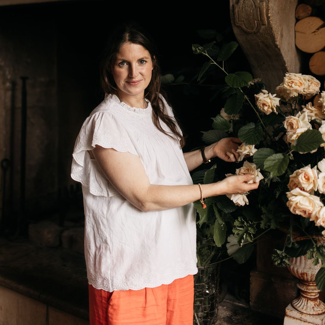 Hablamos con Tattie Isles, la florista de las Casas Reales: 'La reina Letizia sería un jazmín porque es elegante y sofisticada'