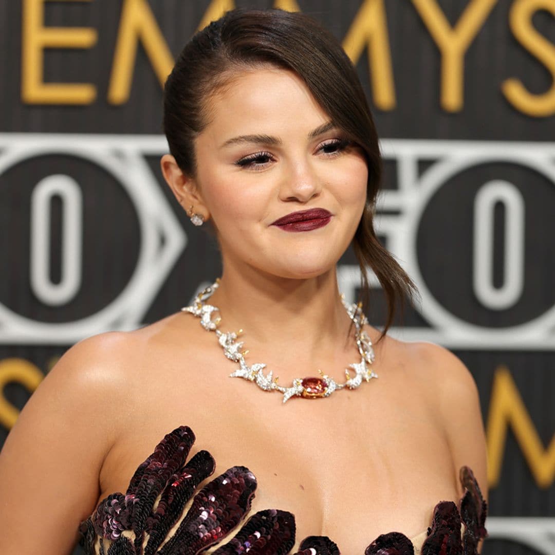 Selena Gomez estrena un vestido de lentejuelas burdeos con más de 930 horas de trabajo