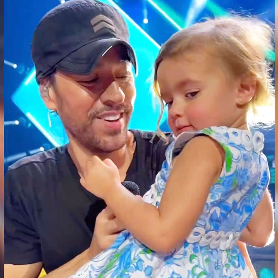 El vídeo viral de Enrique Iglesias bailando con una niña en brazos a ritmo de 'Escape' en su concierto de Miami