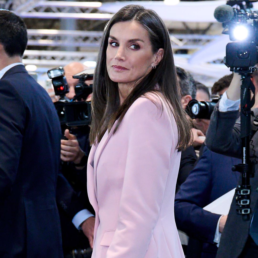 La Reina apuesta por un look 'con chaqueta de Zara que rompe tradiciones