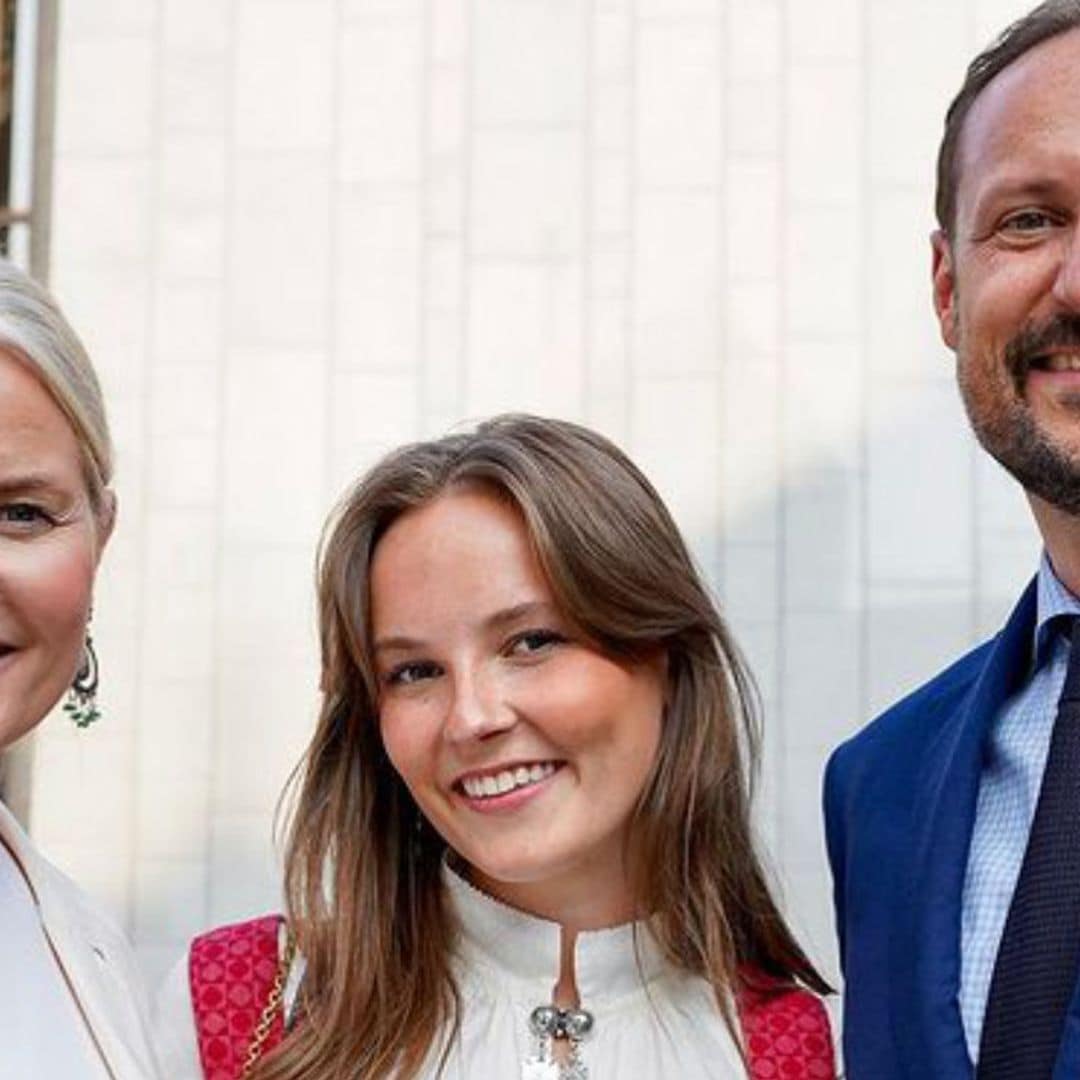 Ingrid de Noruega se gradúa acompañada de sus padres y con el 'bunad' tradicional