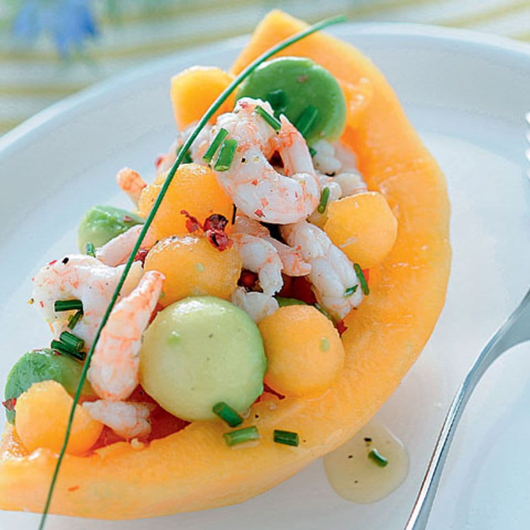 Melón con aguacate y gambas