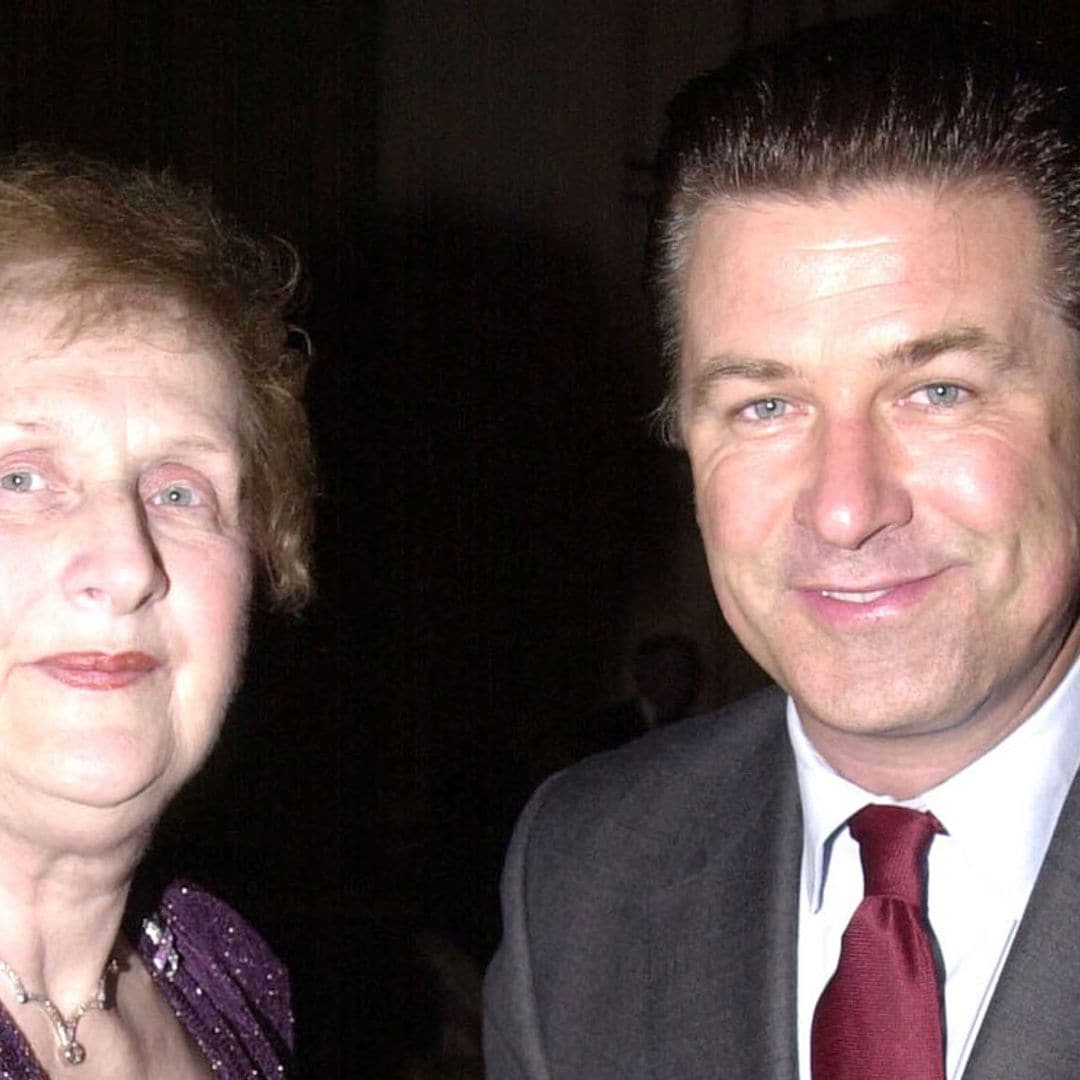 Nuevo varapalo para Alec Baldwin: fallece su madre en su momento más complicado