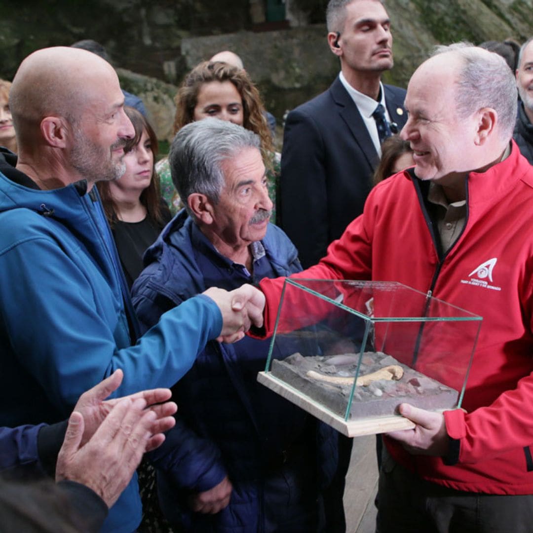 La simpatía de Alberto de Mónaco en su visita arqueológica a Cantabria, ¡con anchoas y guiño al castellano!