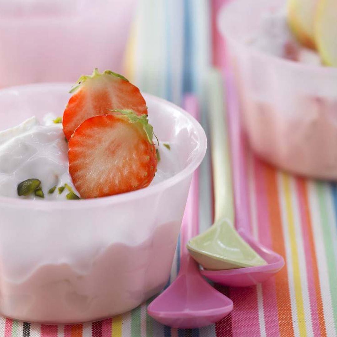 'Quark' con fresas y pistachos