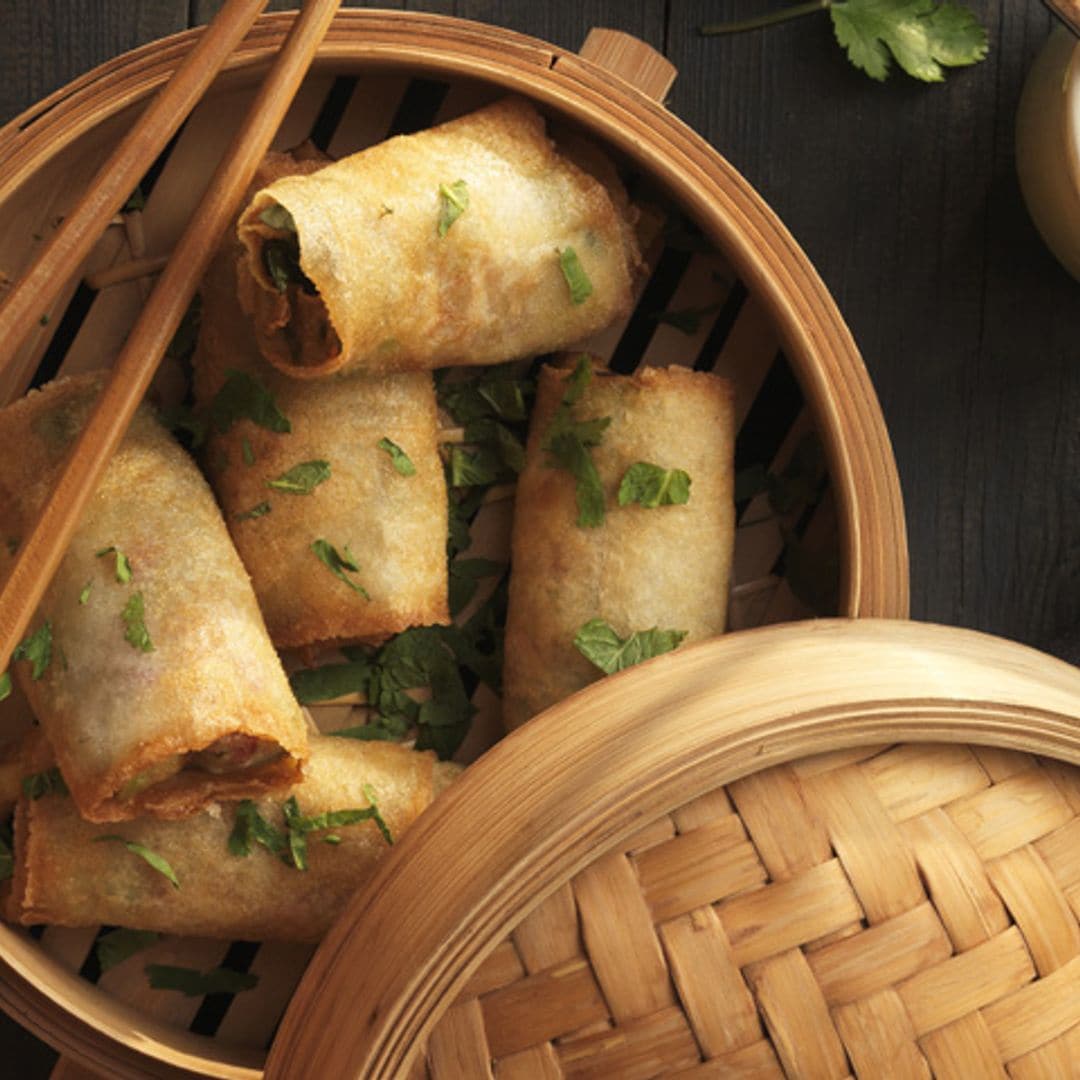 'Rolls' vietnamitas de espinacas, aguacate, mango y nueces