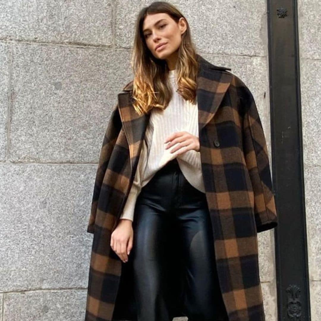 Pantalón 'efecto cuero' y suéter de punto, los básicos que solucionan todos los looks de invierno