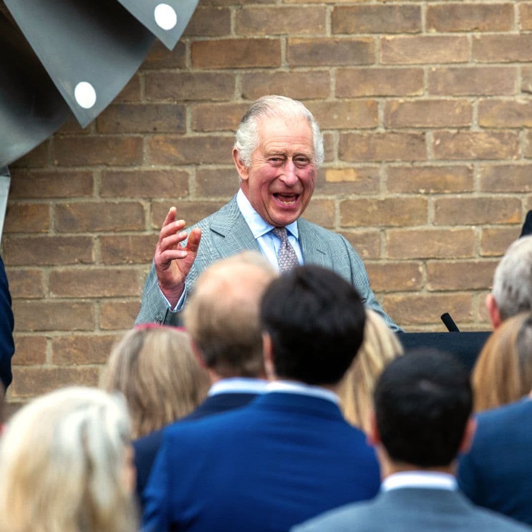 ¿Rey de Inglaterra o príncipe de Cenicienta? Carlos III protagoniza una divertida anécdota con un zapato