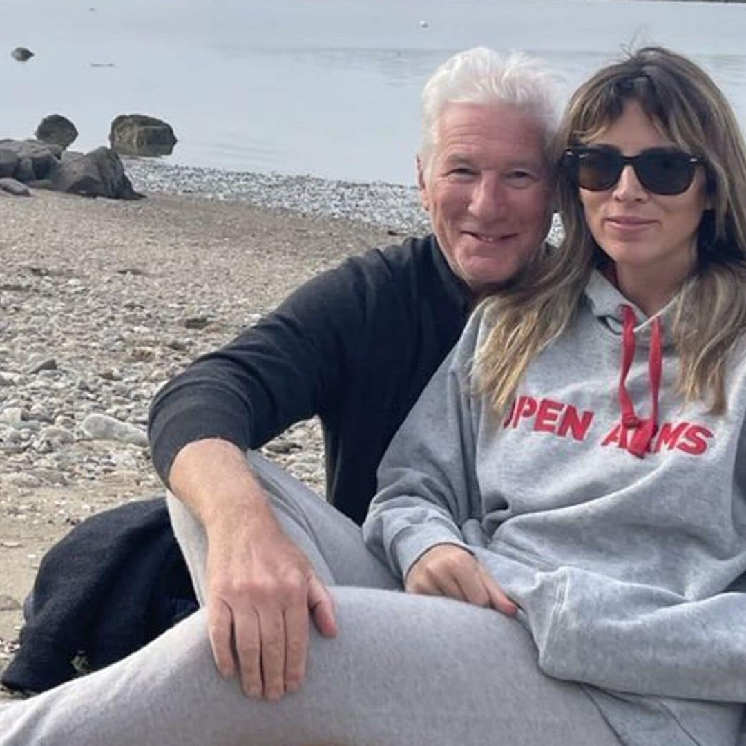 Alejandra Silva felicita la Navidad con su imagen más especial: por primera vez, junto a sus dos hijos con Richard Gere