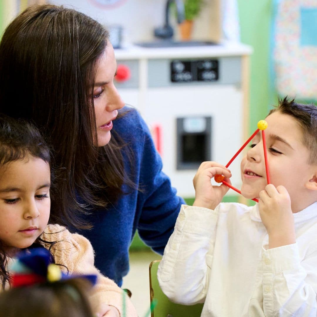 Los cariñosos gestos de la reina Letizia con los alumnos de un colegio en León