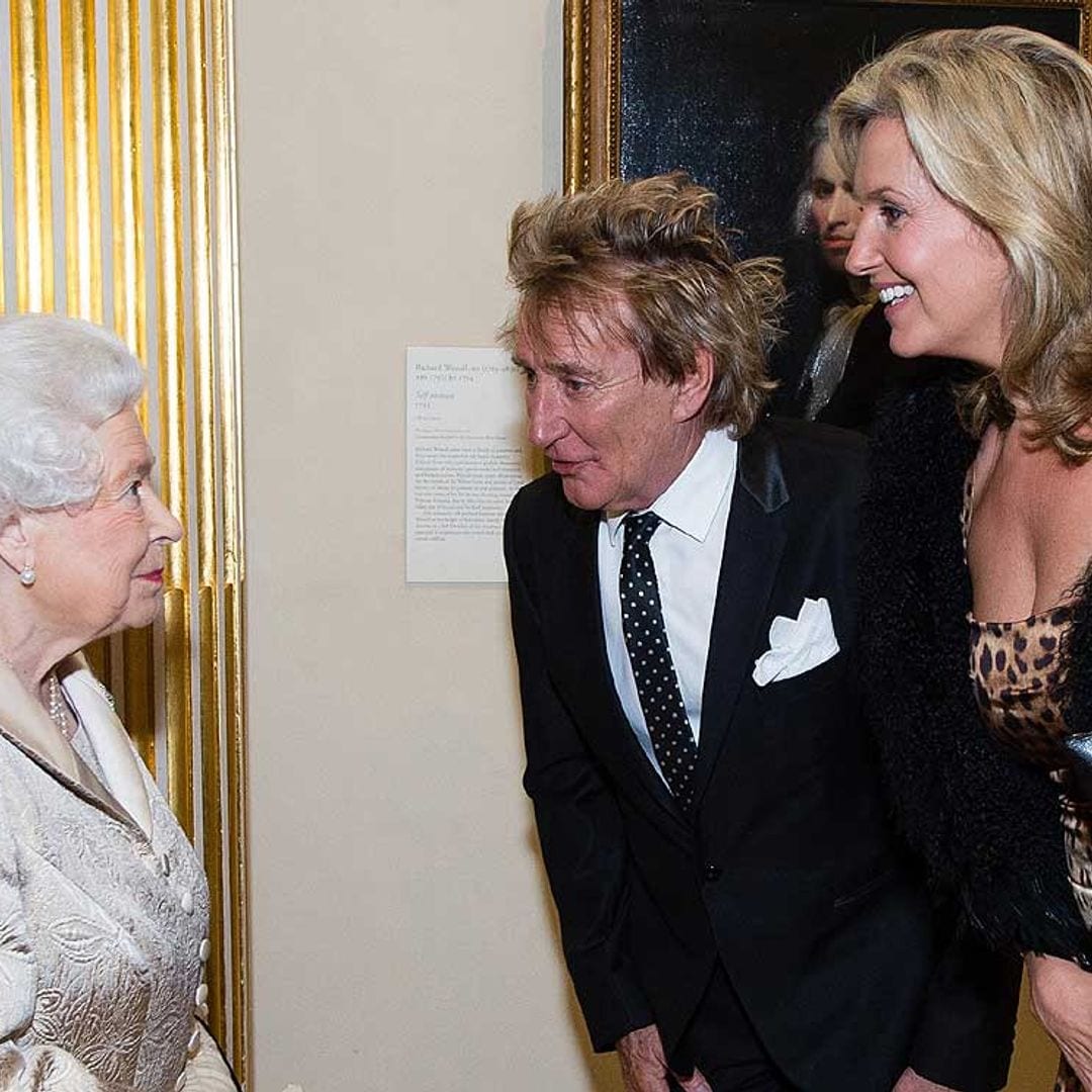 Penny Lancaster, la mujer de Rod Stewart, entre los policías que han custodiado el féretro de Isabel II