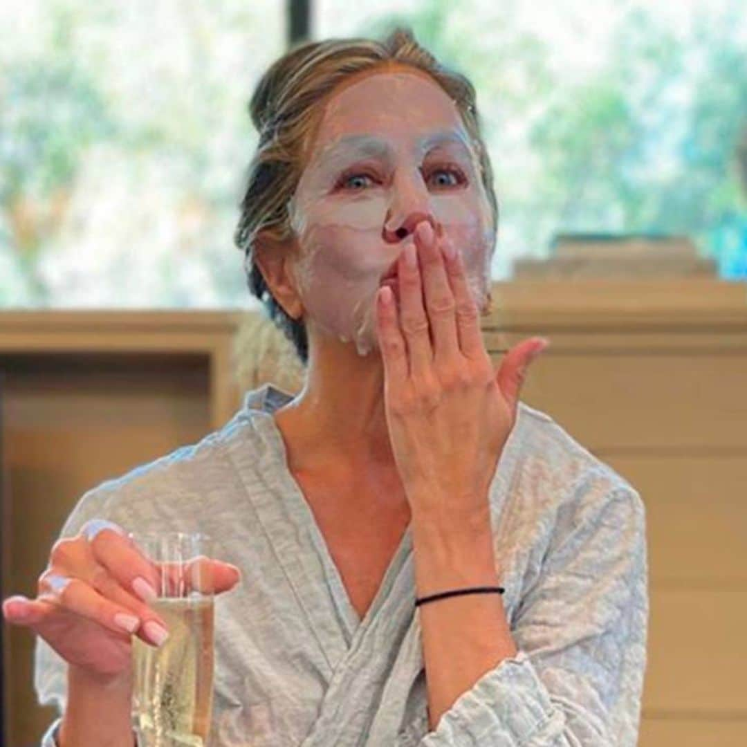 Champán y 'la otra mascarilla', así se preparó Jennifer Aniston para la noche de los Emmy