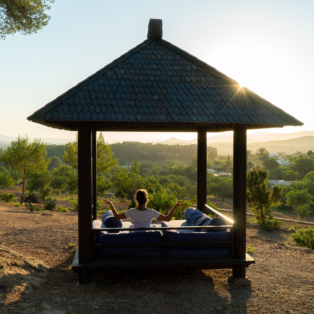 Haciendo meditación en el hotel Can Lluc, Sant Rafel, Ibiza