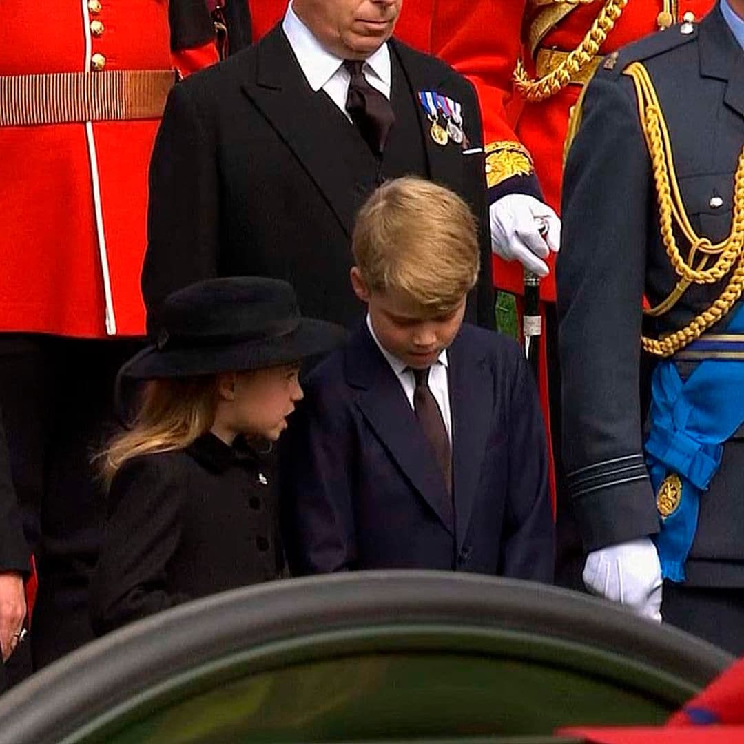 Charlotte de Gales le dice a su hermano que tiene que inclinarse ante el féretro