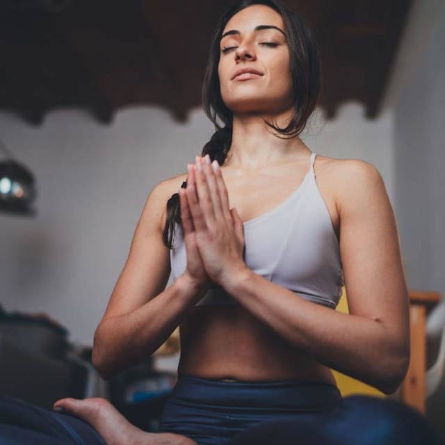 chica meditando