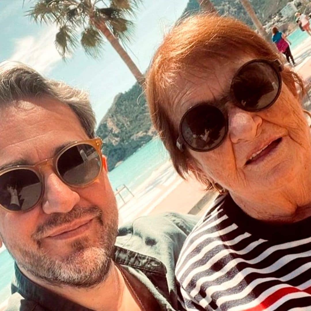 El emotivo mensaje de Máximo Huerta al compartir un 'selfie' con su madre