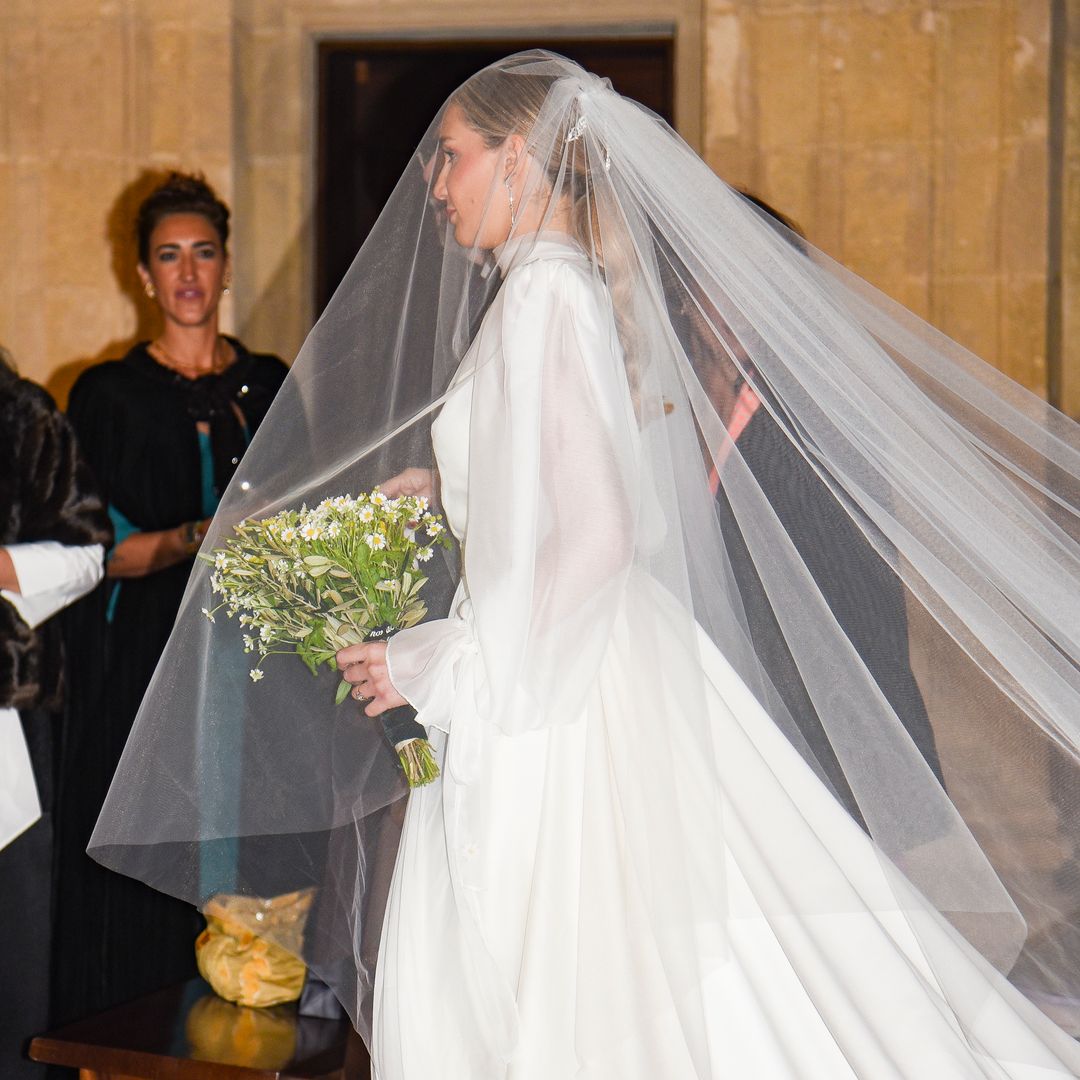 El look nupcial de Alejandra Moreno para su boda en Sevilla: vestido vaporoso, bailarinas y ramo de margaritas