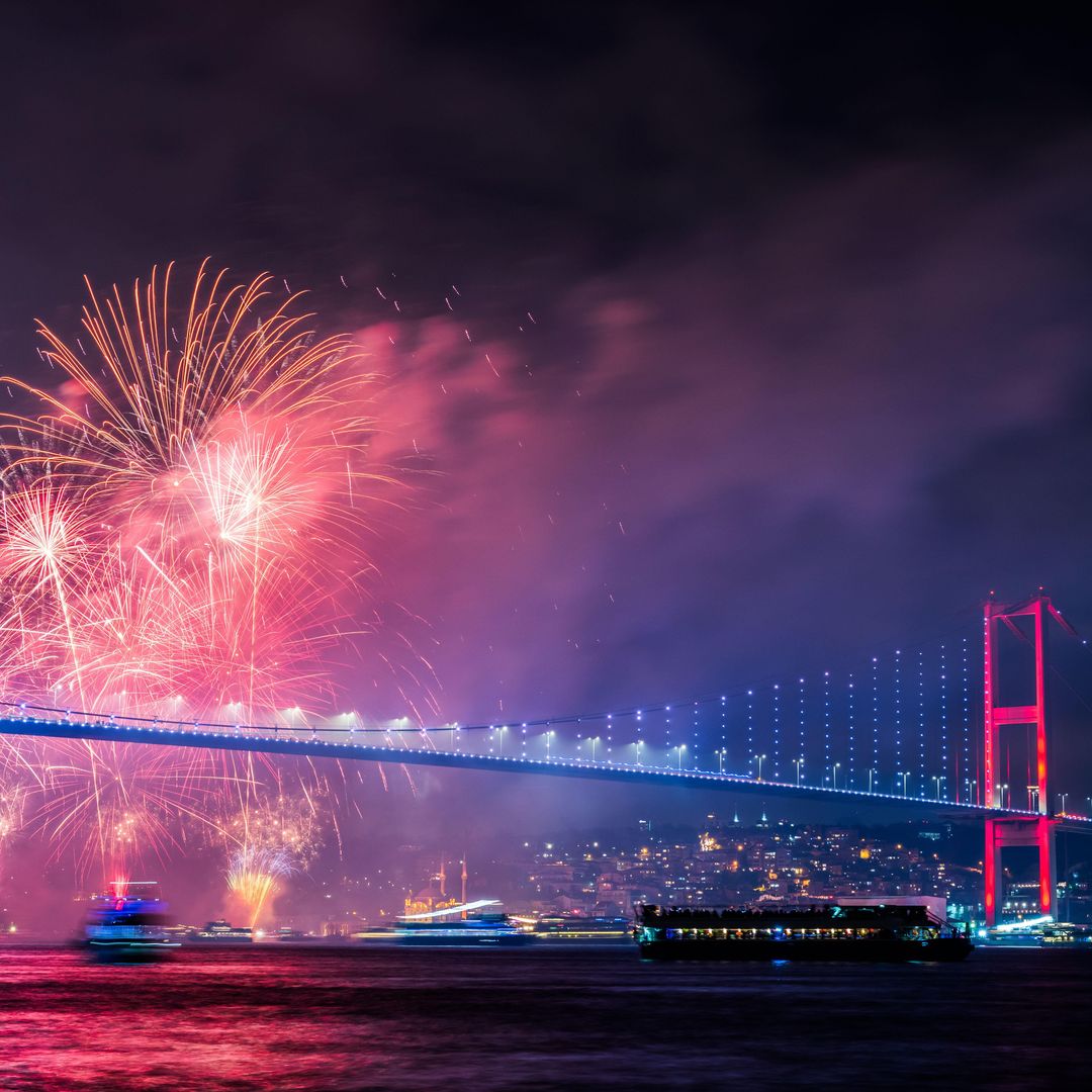 Fuegos artificiales en la celebración del Nuevo Año en Estambul, Turquía