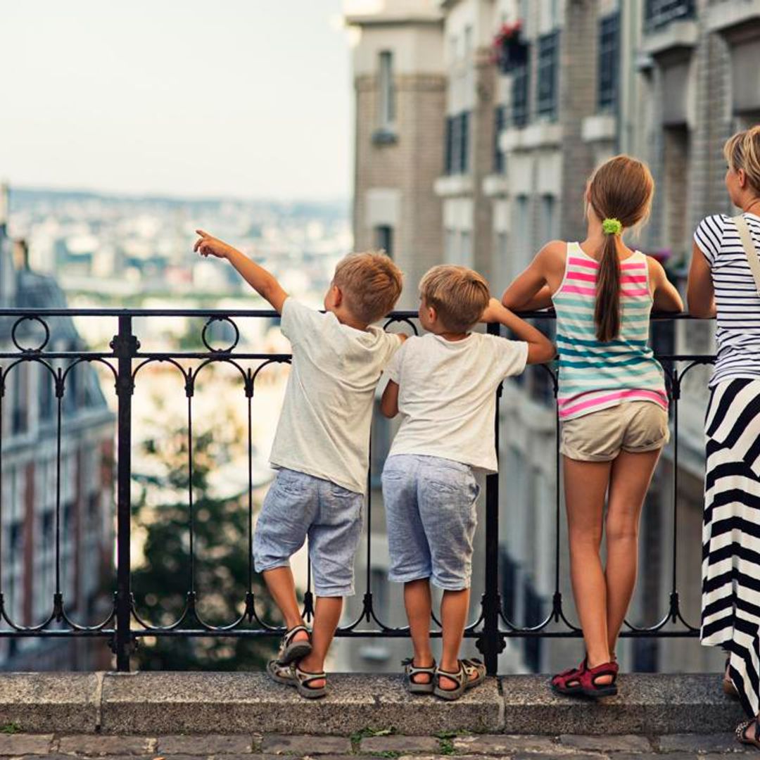 una familia en la ciudad en verano 