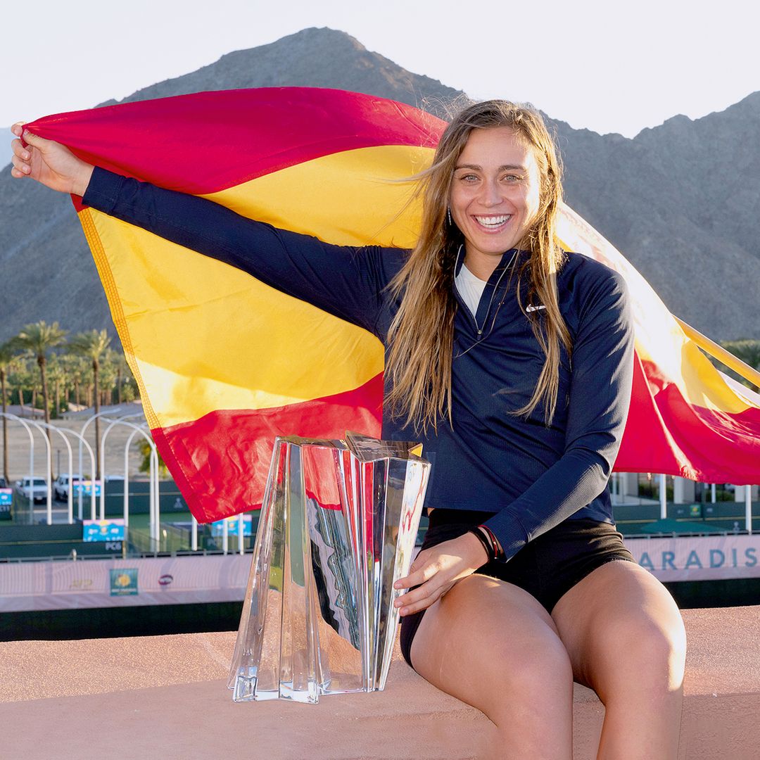 Paula Badosa con la bandera de España