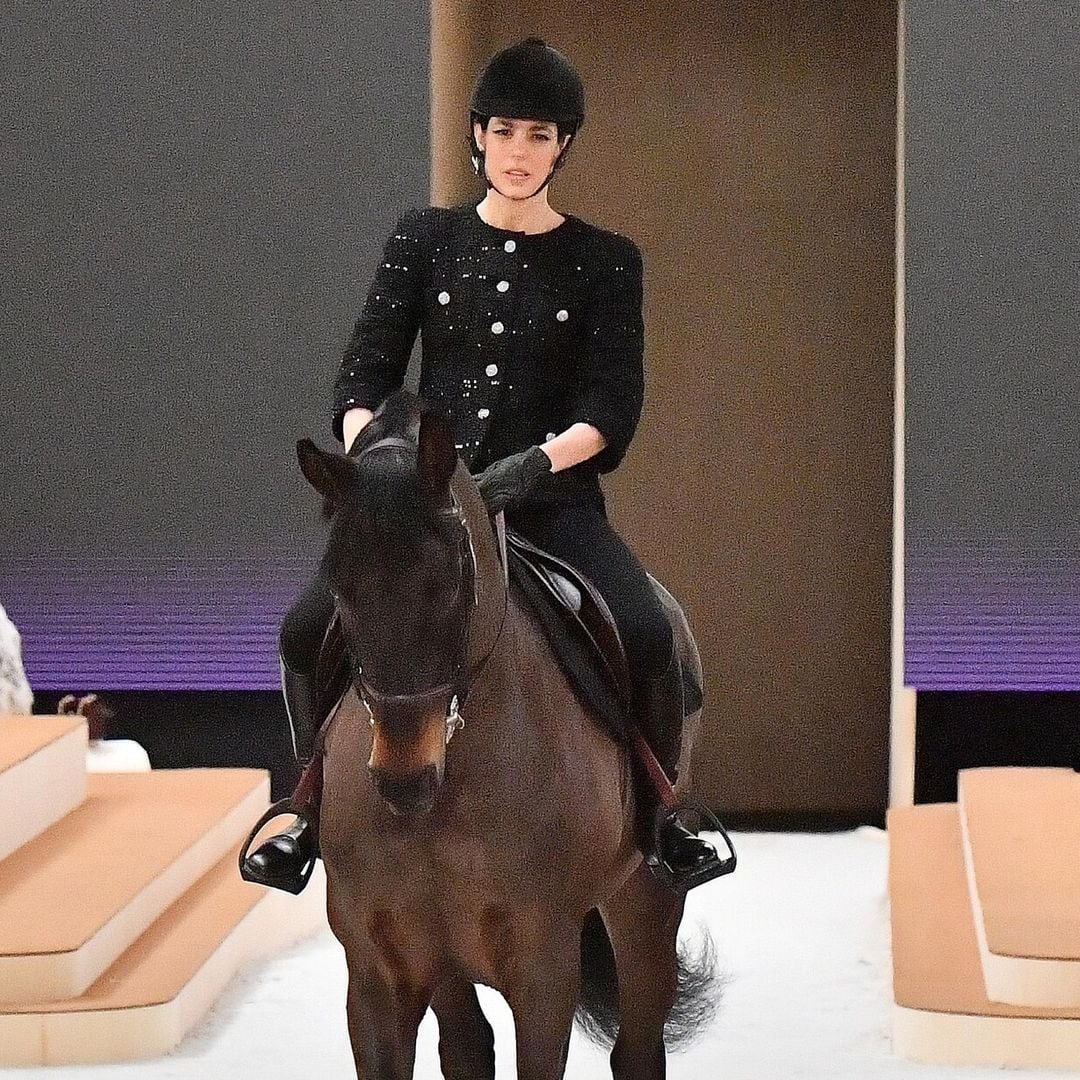 Charlotte Casiraghi llega a la pasarela de Chanel ¡a caballo!