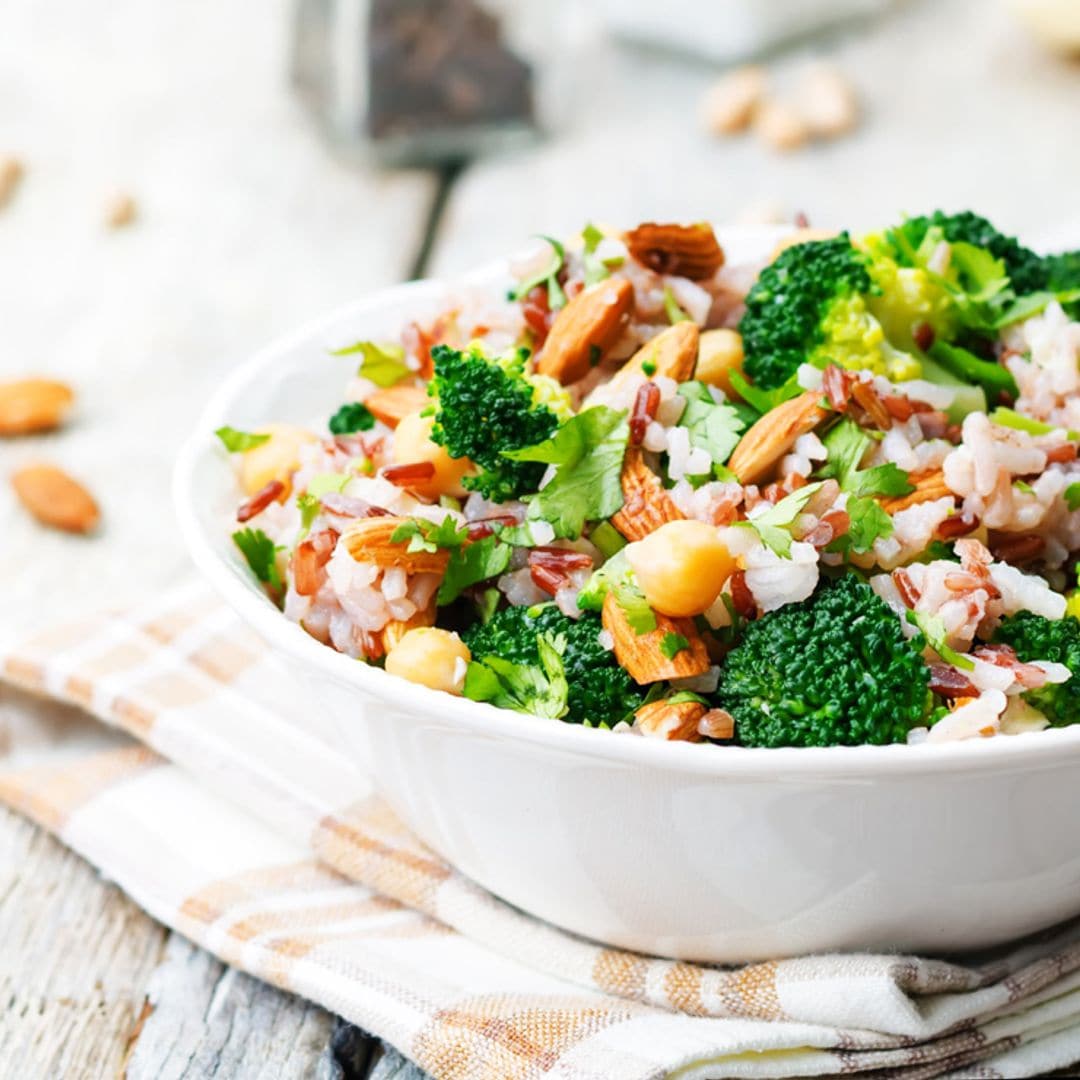 Ensalada de brócoli, arroz y garbanzos