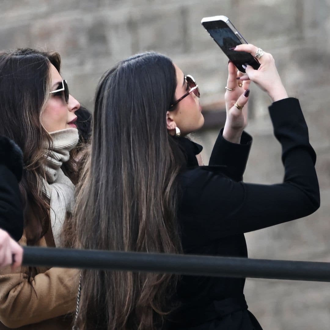 Paloma Cuevas y su hija, sacando una foto