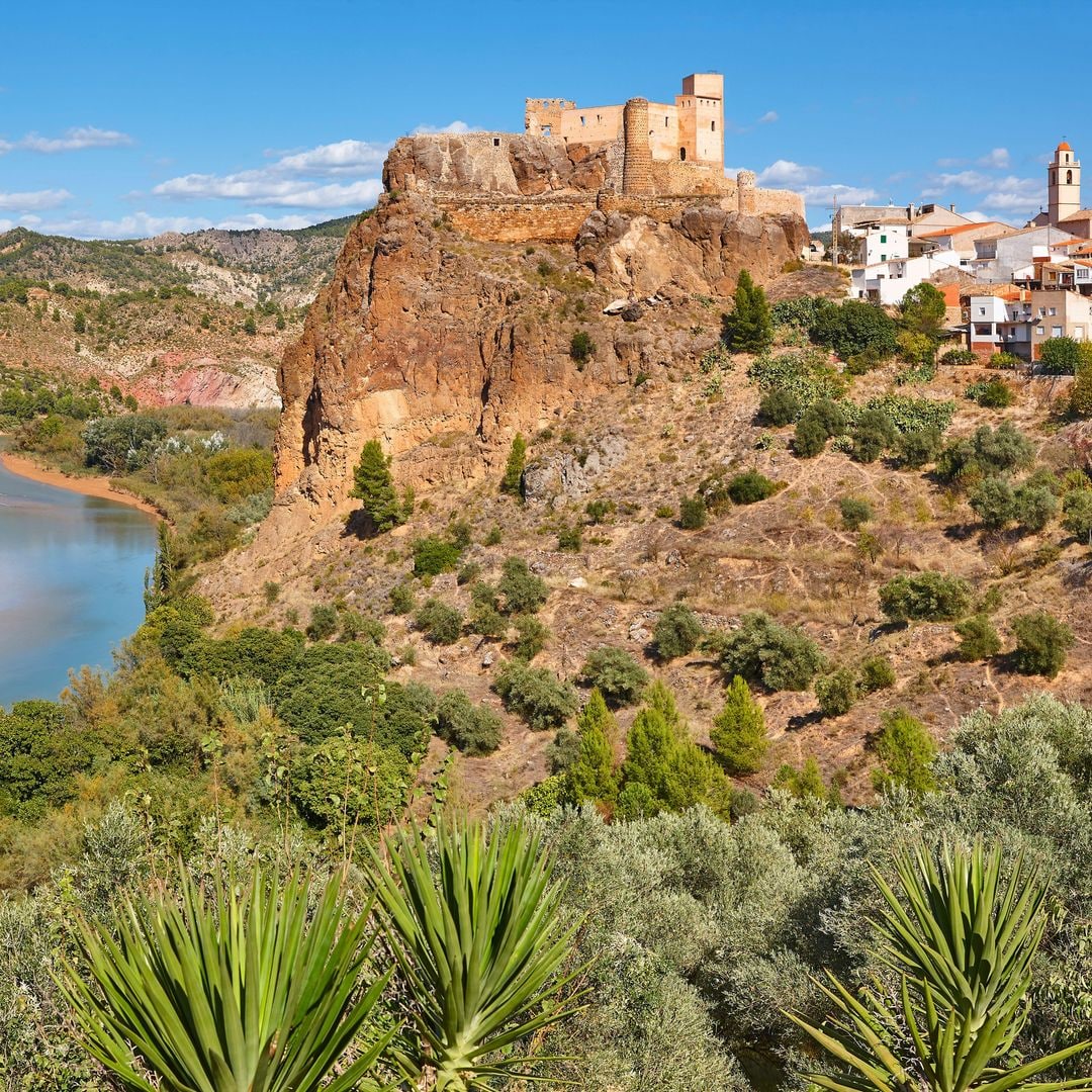 Cofrentes, con su castillo en lo alto, Valencia