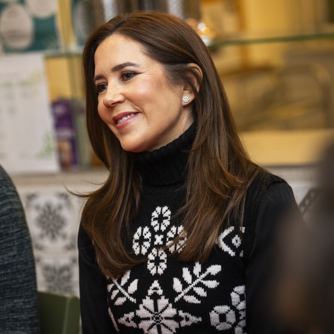 Mary de Dinamarca recicla un chaleco navideño que conecta con la reina Letizia y Rania de Jordania