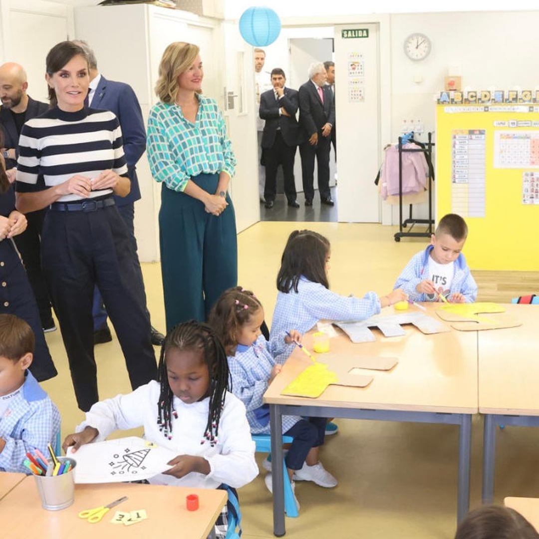 La reina Letizia inaugura el curso escolar en un colegio innovador en la localidad coruñesa de Sigüeiro-Oroso