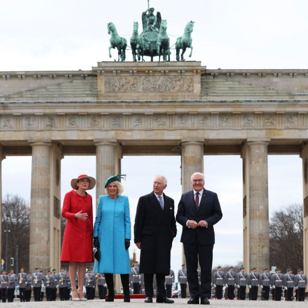 Los reyes Carlos y Camilla son recibidos con honores en su histórica visita de Estado a Alemania