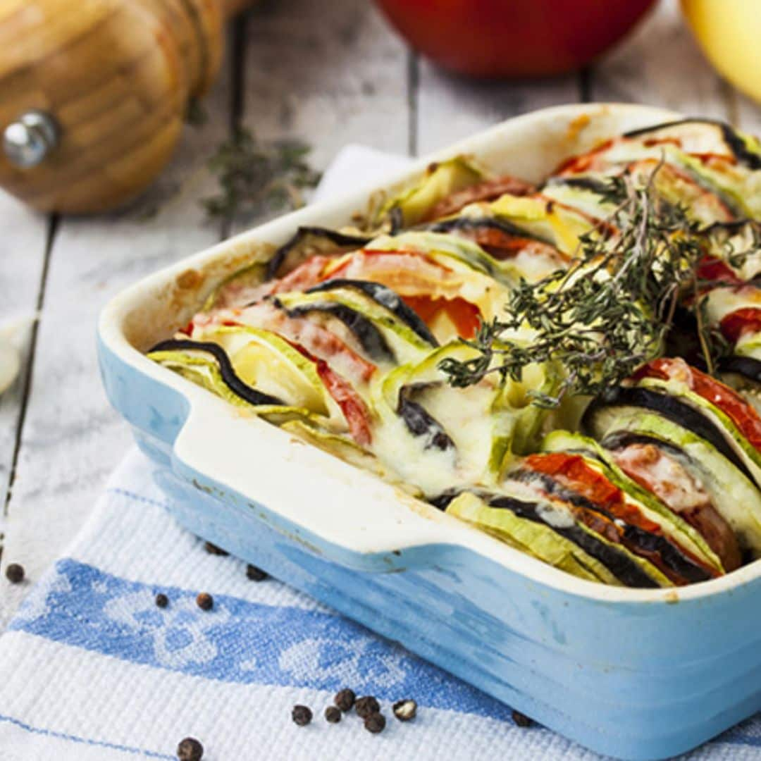 Fuente de berenjena, tomate y cebolla al horno