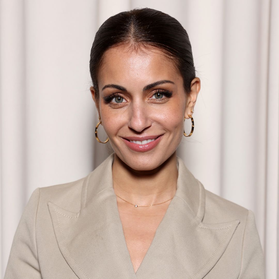 Hiba Abouk asiste al desfile de Alta Costura Primavera-Verano 2025 de Giambattista Valli como parte de la Semana de la Moda de París el 27 de enero de 2025 en París, Francia.