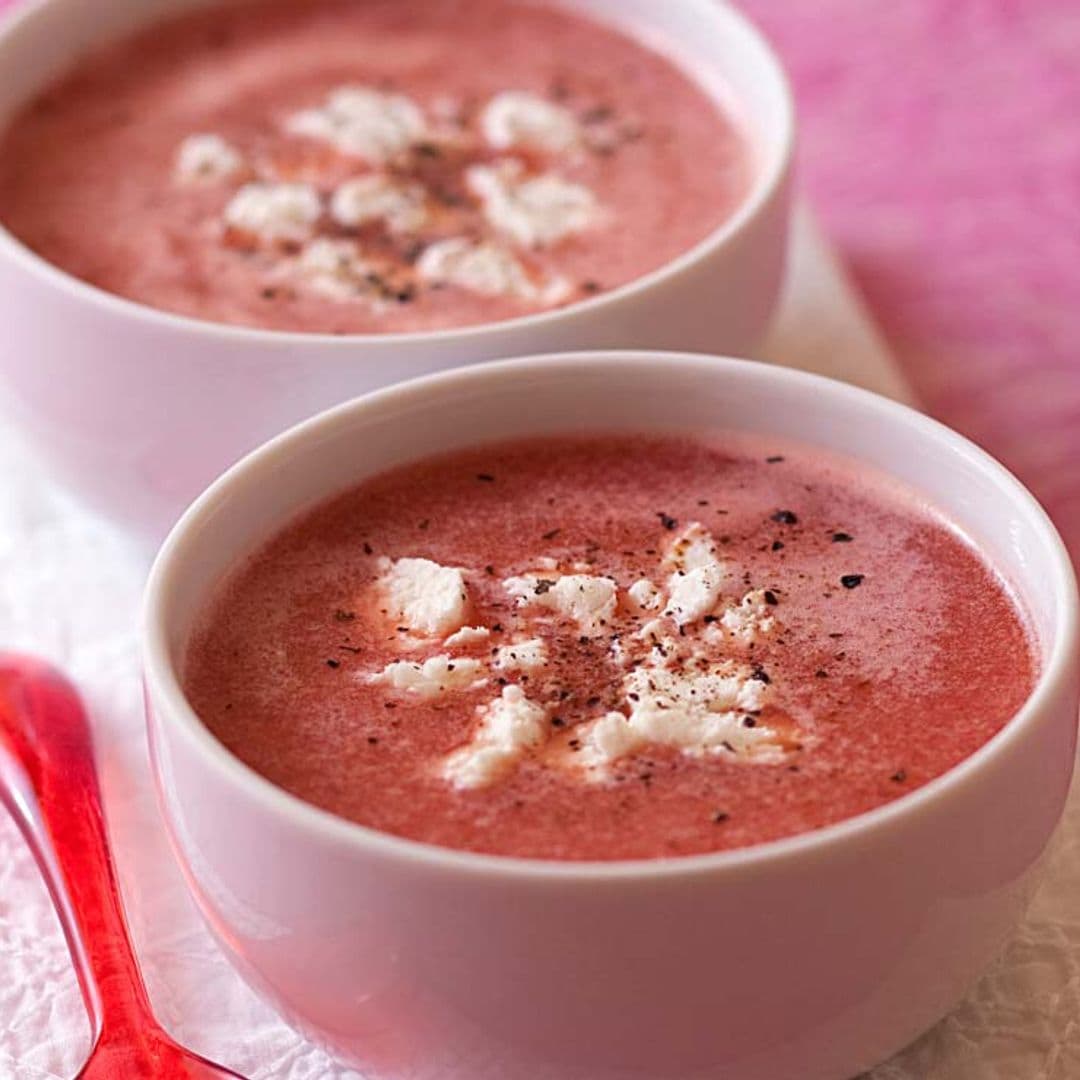 Gazpacho de sandía y fresa con queso feta