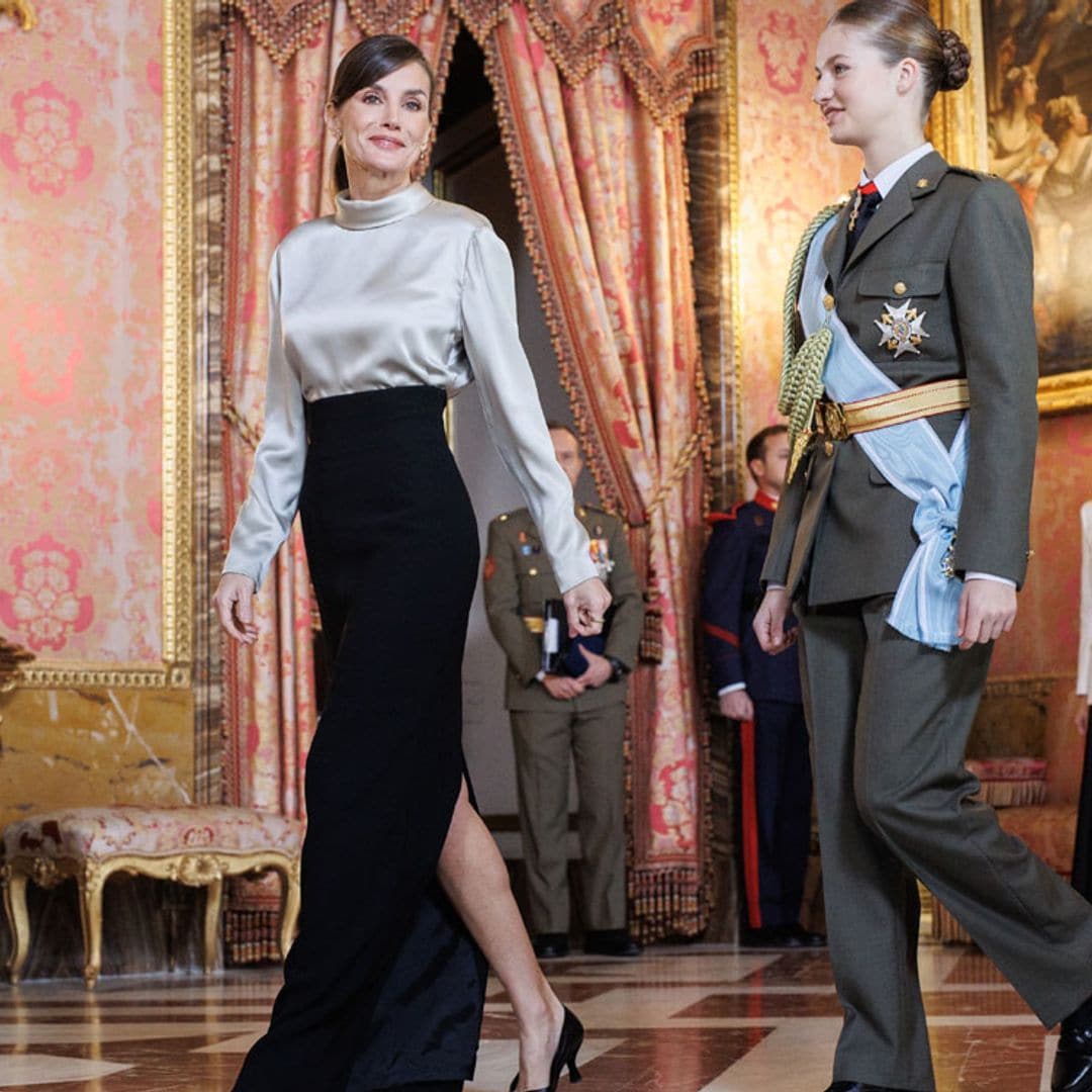 La reina Letizia inaugura su agenda de 2024 con una clásica blusa cisne y misteriosos pendientes 'vintage'