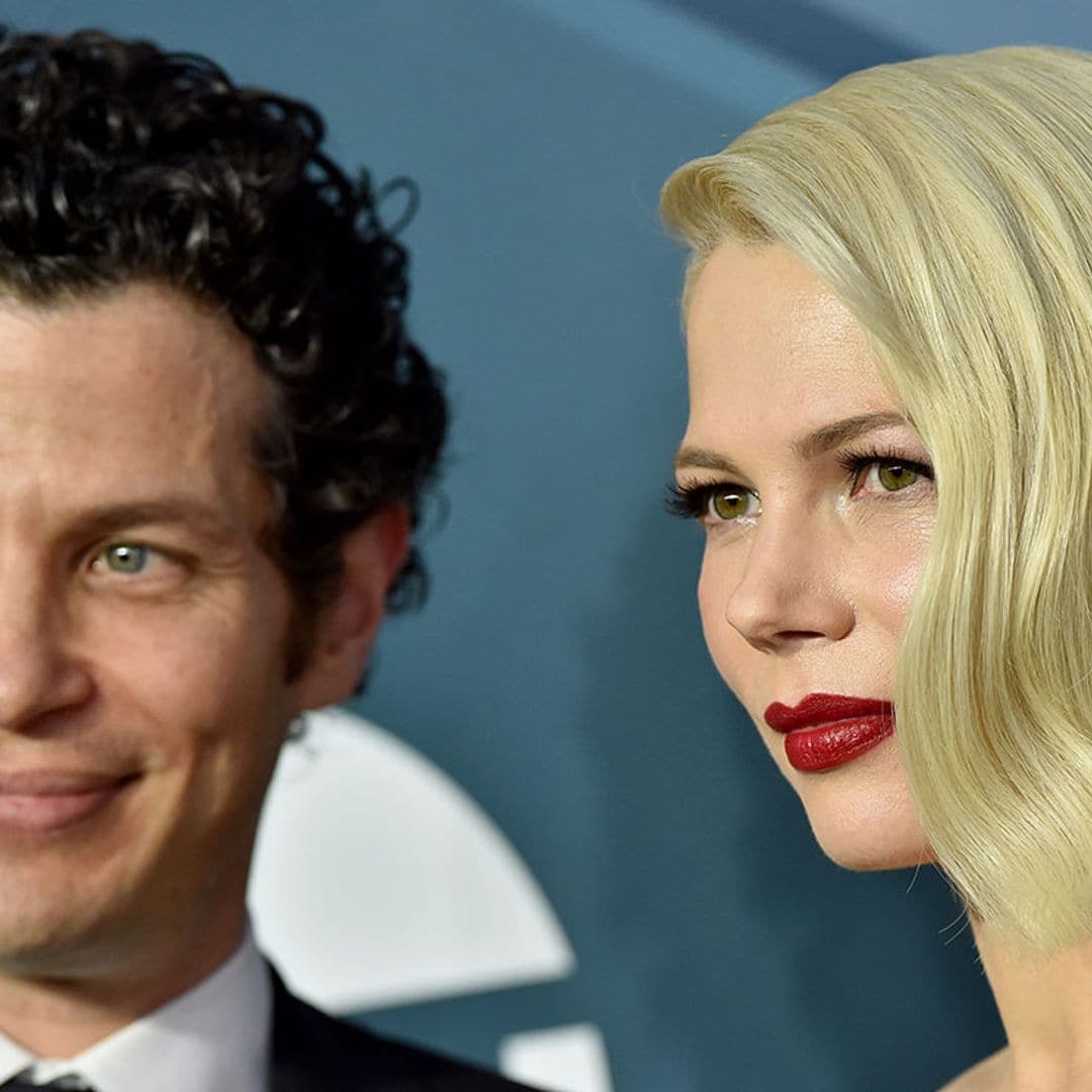 ¿Boda secreta? Michelle Williams y Thomas Kail lucen alianzas de casados