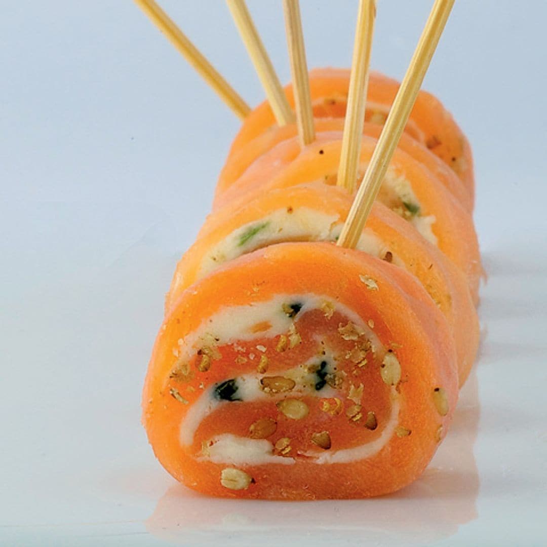 Mikado de salmón relleno de crema de pistachos