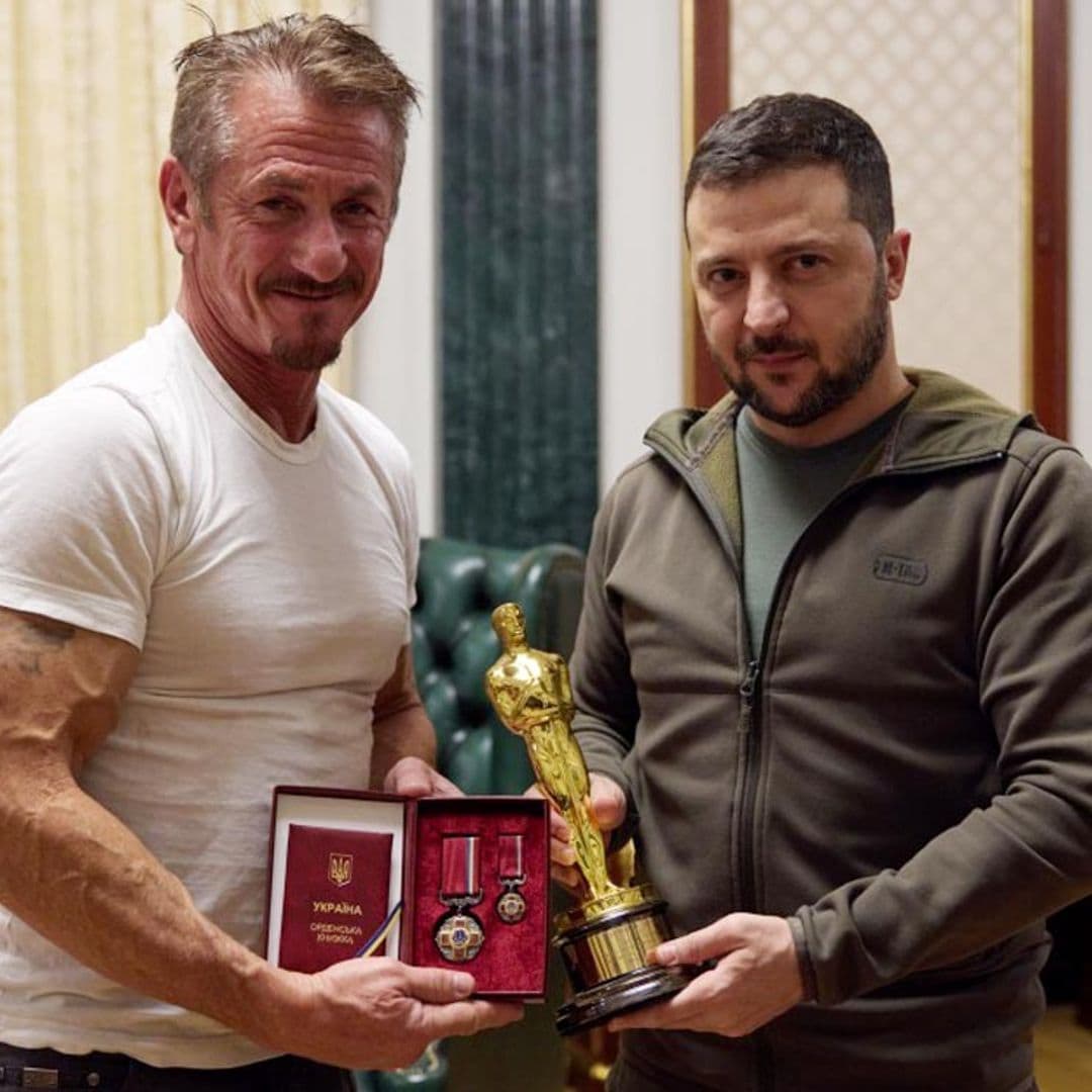 Sean Penn le entrega uno de sus Oscar a Zelenski pero con una condición